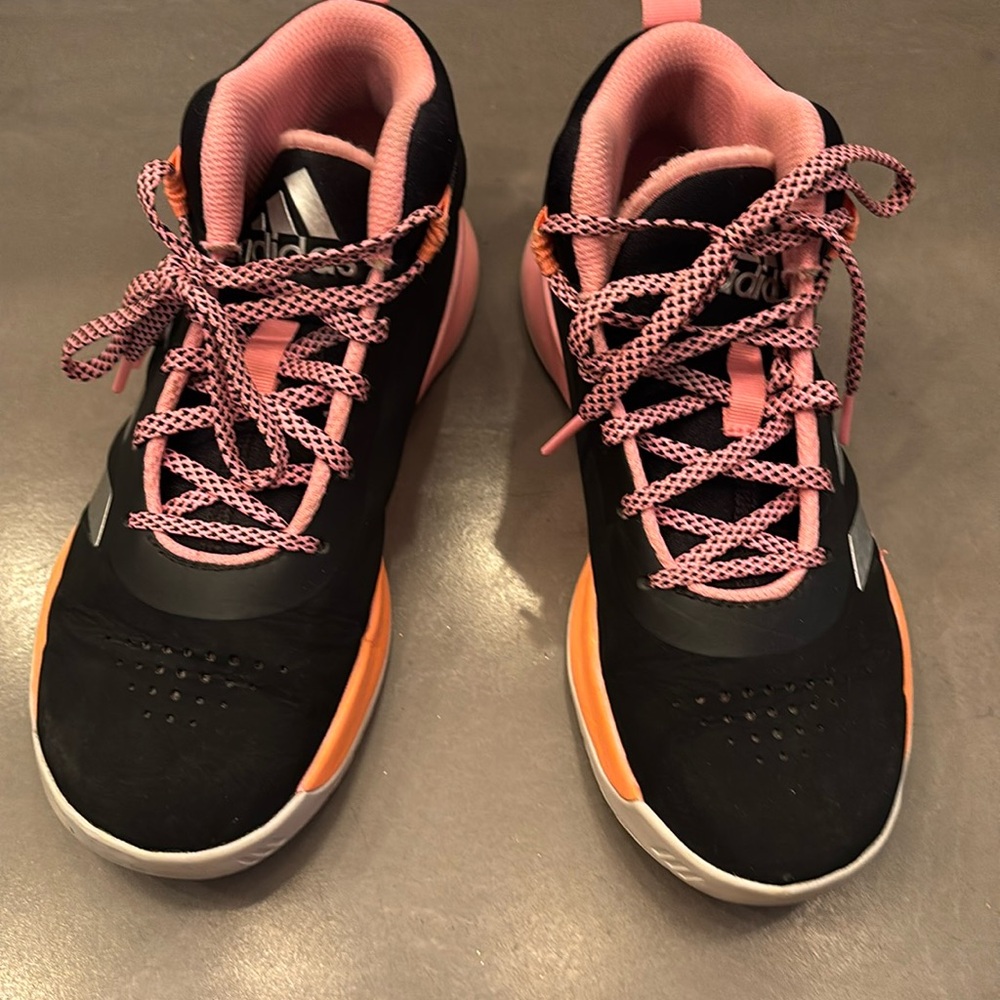 Nike girls basketball shoe size 4